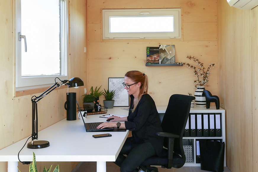 Das insgesamt über drei Meter hohe, mobile Büro bietet auf 8 m² Nutzfläche einen ergonomischen Arbeitsplatz