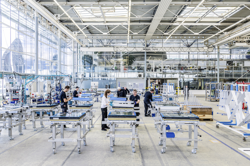 Blick in die Produktion: Silikonarbeiten beim Fassadenbauspezialisten seele in Gersthofen.