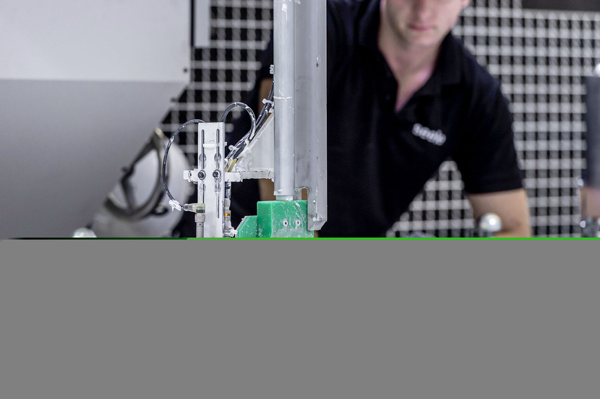 Für Klebungen von Fassadenelementen hat seele für seine Produktion eine Silikoniermaschine entwickelt.