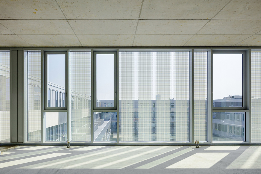 Für die Optimierung des Energiekonzepts des Gebäudes wählten die Architekten die Sonnenschutz-Isoliergläser vom Typ Infrastop, die teils großflächig bedruckt sind.