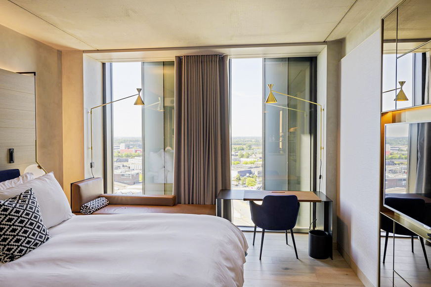 Cleverer Sonnenschutz als Teil der Gebäudesteuerung: Solange der Gast nicht in seinem Zimmer ist, werden die Schiebeelemente vor den geschosshohen Fassadengläsern automatisch geschlossen.