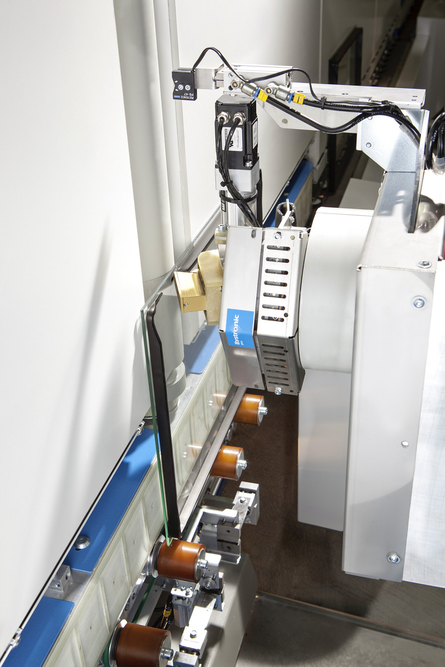 Der TPS Applikator vereinfacht die ISO-Produktion, da der Spacer direkt auf das Glas aufgebracht wird.