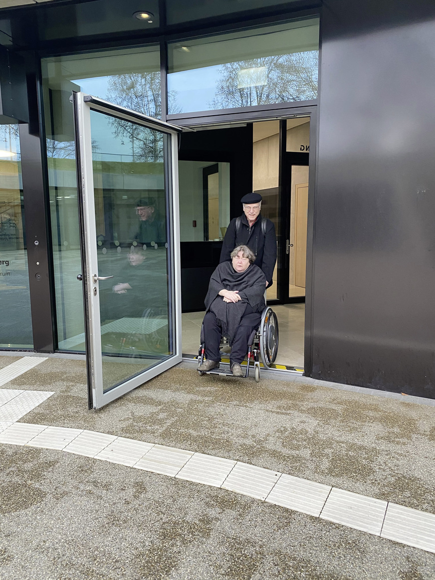 Brigitte (†) und Frieder Seiferheld müssen beim Überfahren der gefährlichen Schwelle nach unten schauen, um einen Unfall zu verhindern.