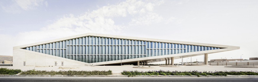 In dem 138 m langen Bibliotheksgebäude finden sich mehr als eine Million Bücher und 500 000 digitale Datenträger. Großzügige Glassfassaden versorgen die Innenräume mit diffusem, blendfreiem Tageslicht. Dabei sorgen die gewellten Isoliergläser mit ihren flexiblen Super Spacer Abstandhaltern für einen minimierten Wärmeeintrag.