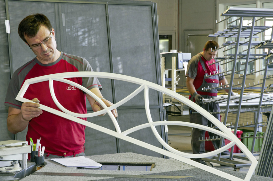 Ein weiteres Alleinstellungsmerkmal: Komplizierte Sprossenfenster mit Rundbögen. Solche Sonderanfertigungen werden vom m&s-Team in Einzelfertigung erstellt.