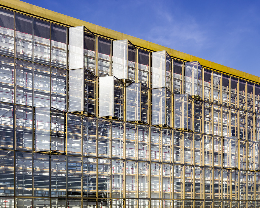 Für eine optimale Funktion steuern Computer das Öffnen und Schießen der 4,4 × 3 m großen Doppel-Falt-Fenster in der Fassade.
