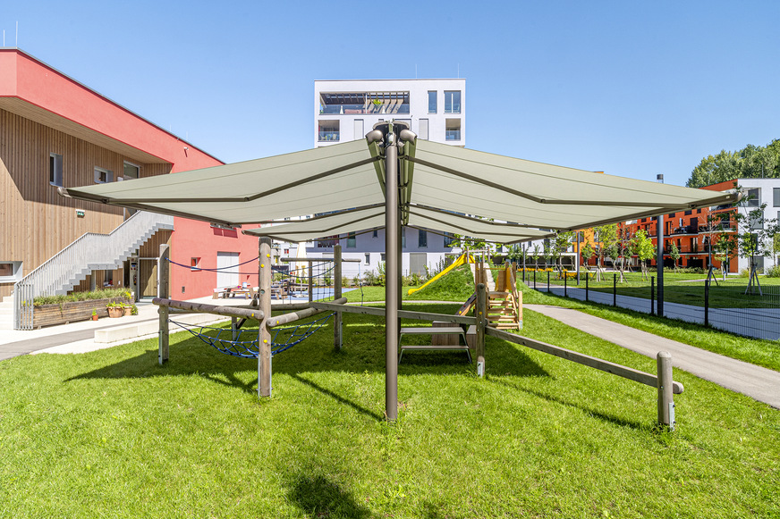 Hier spendet das Modell syncra, kombiniert mit Gelenkarmmarkisen des Herstellers, reichlich Schatten und bietet Schutz vor UV-Strahlen.