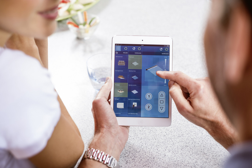 Individuelle Einstellungen lassen sich ganz einfach über die CentralControl vornehmen. Direkt über das Touchdisplay oder von unterwegs per Smartphone oder Tablet.