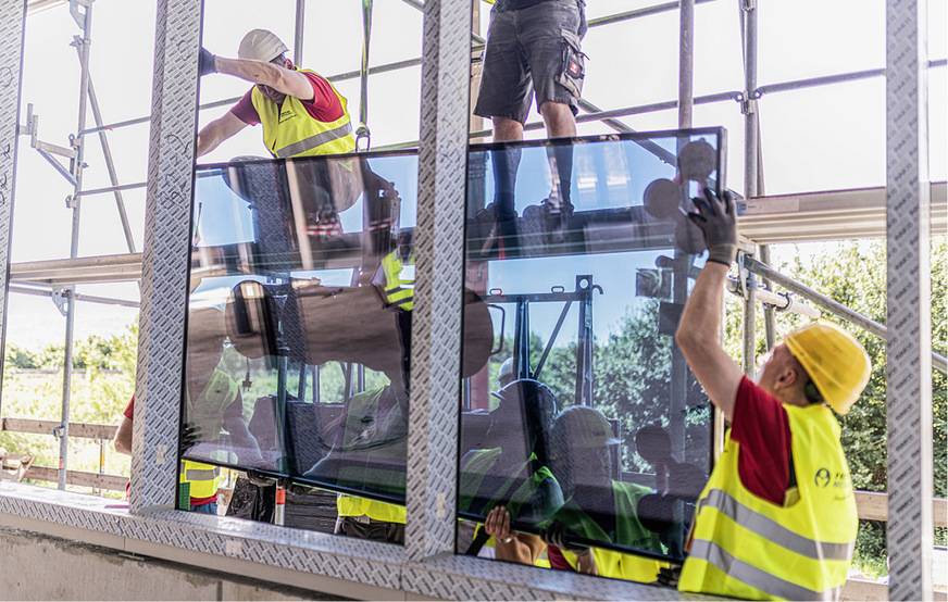 Bei der Montage: Schaltbare eyrise Sonnenschutzgläser im Format 1,3 × 3m für den FC Campus in Karlsrue