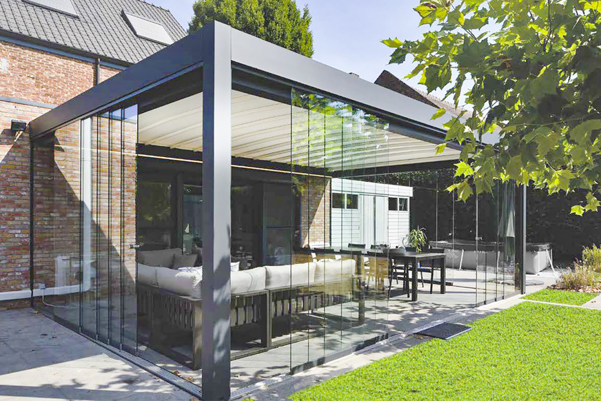 Glasschiebewände ergänzen die gewählte Outdoor-Lösung um vor Sonne, Wind und den Blicken des Nachbarn zu schützen.