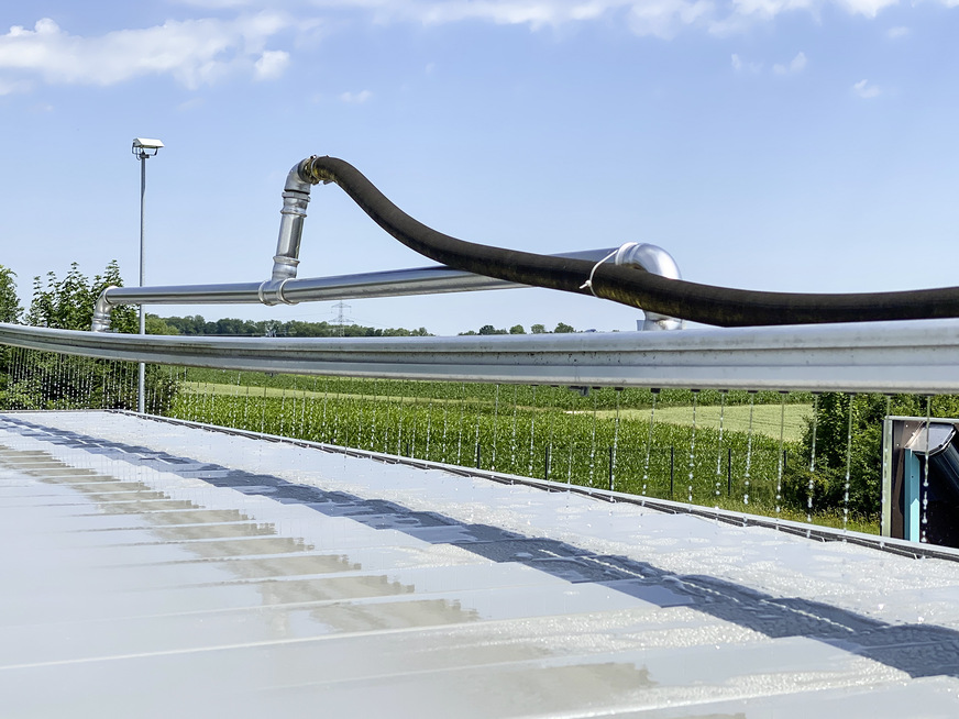 Wasser marsch, hieß es beim Redaktionsbesuch der GLASWELT. Bei 200 l/m2 je Stunde war dann auch das Zuleitungspotenzial des Wassers erschöpft.