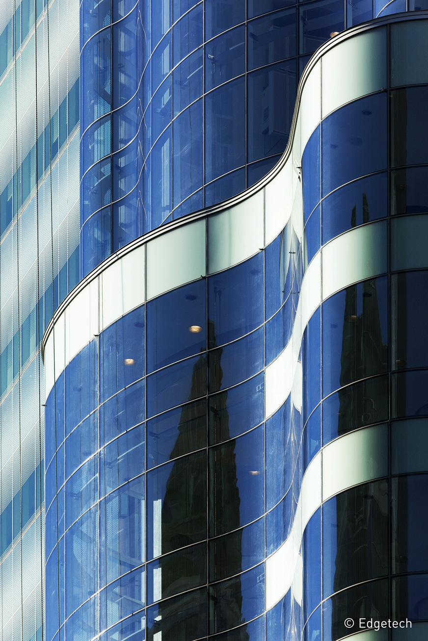Speziell für Glasfassaden und für Structural Glazing konzipiert, besitzt der Super Spacer T-Spacer SG größere Flächen für den Auftrag der Primärdichtung.