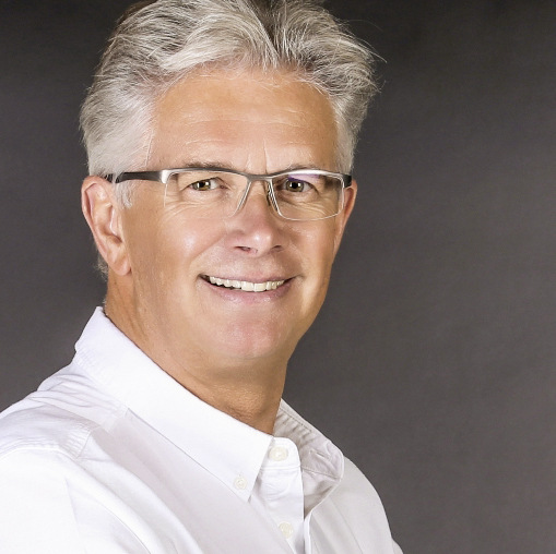 Ernst Schneider zieht sich aus der Geschäftsführung der Sunflex Aluminiumsysteme GmbH zurück.