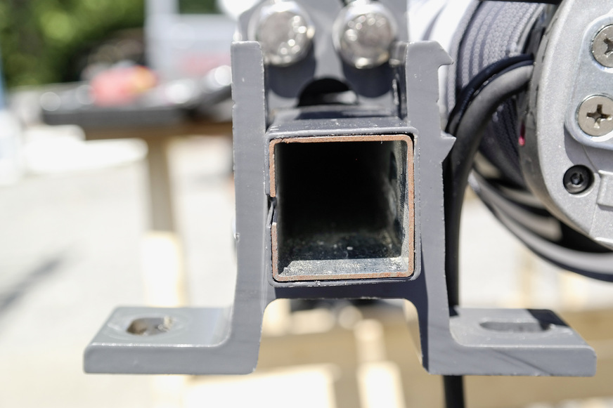 Die Idee mit einem Stahlprofil die Verdrehung des Tragerohres zu fixieren hat funktioniert. Es gab keine mehr, dafür aber ein anderes Teil das nachgegeben hat.