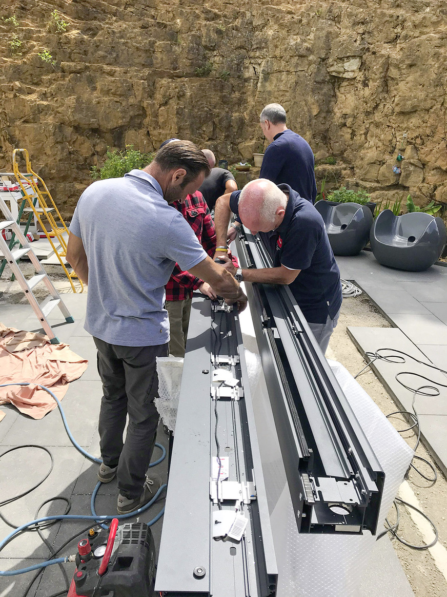 Praxisbezogen sowie kosten- und zeitsparend: Montageschulungen auf der Baustelle haben für die Fachbetriebe einen hohen Nutzen.