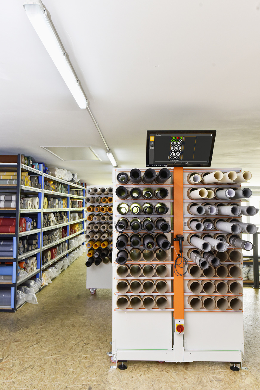 Das digitale Material-Handling-System MHS unterstützt den Bediener der ScreenCut.