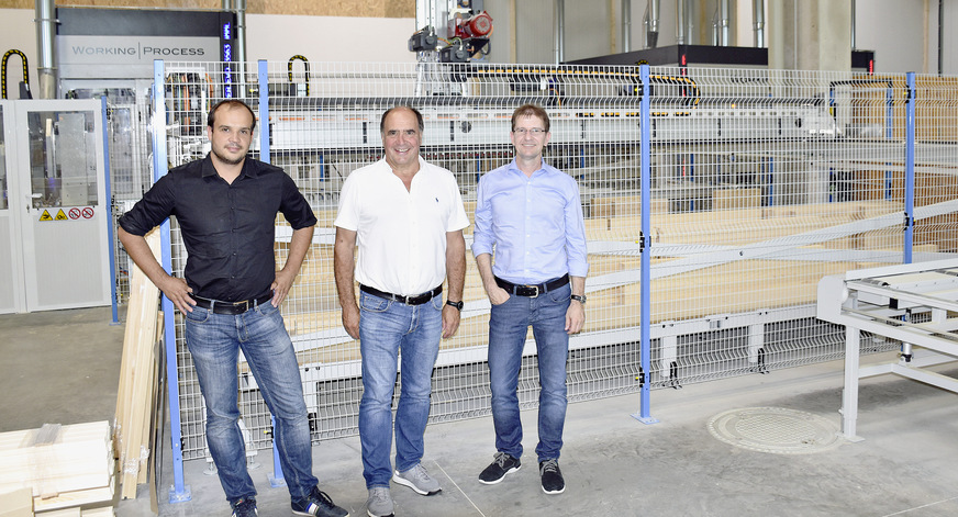 Philipp und Max Haidl sowie Helmut Lang vor dem Herzstück der Fensterproduktion: der Pufferstation der neuen CNC-Anlage von Working Process.