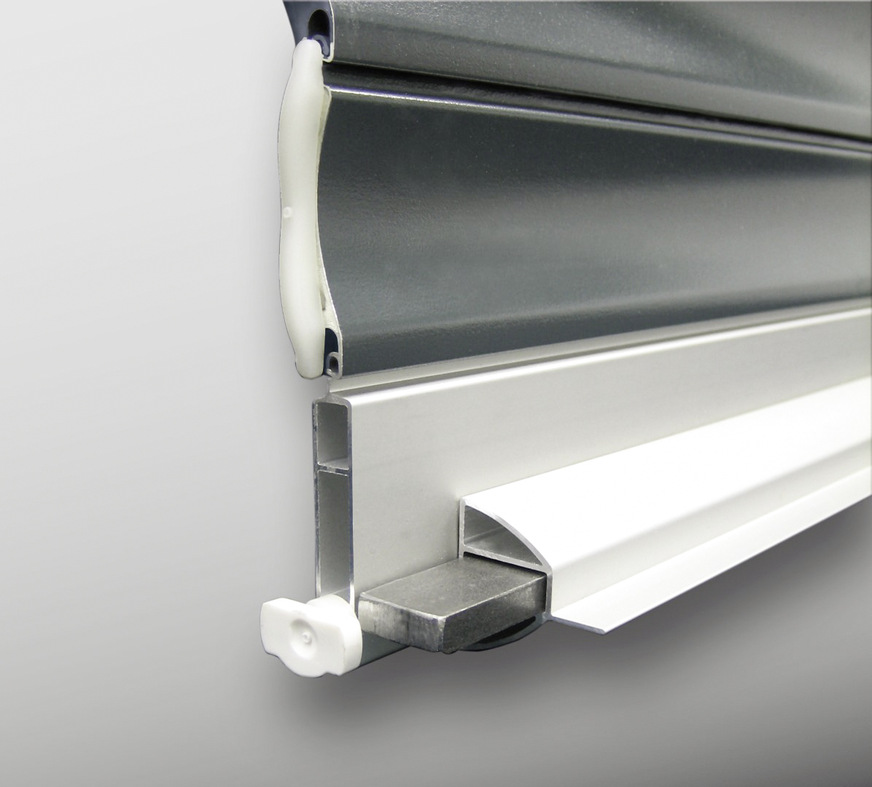 Bei Alukon sorgen unter anderem vollflächig mit PU-Hartschaum ausgefüllte Aluminium-Rollladenprofile und eine verstärkte, gegen Hochschieben gesicherte Schlussleiste für den entsprechenden Zugriffschutz.