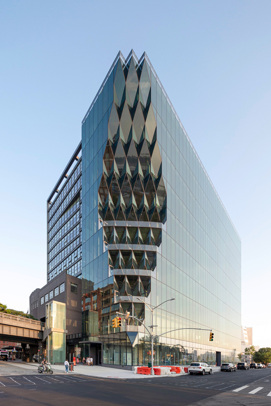 Beim Solar Carve Tower gewährleisten die Architekten von Studio Gang das Vordringen der Sonnenstrahlen in die unteren Ebenen durch eine besondere Fassadenkonstruktion.