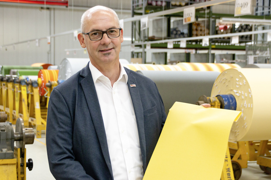 „Die neue Ausrüstung von ‚sunvas perla FR‘ verbindet die positiven Eigenschaften der Gewebe ‚sunsilk perla FR‘ und ‚sunvas perla‘ “, sagt Michael Gerling, Geschäftsführer für Technik und Produktion.