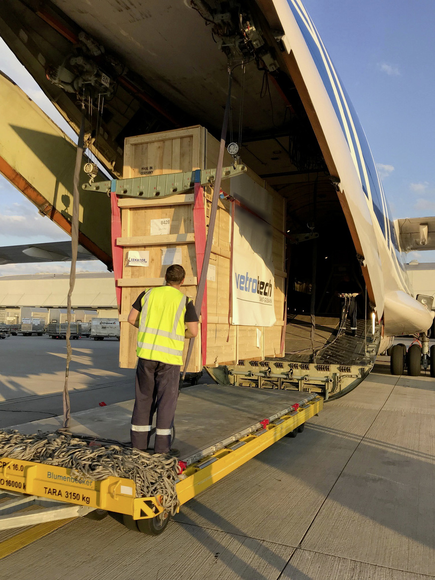 Nachdem die Glas-Transportkiste um 30 cm verkleinert wurde, passte sie dann endlich durch die Ladeklappe des Illjuschin-Transportflugzeugs.