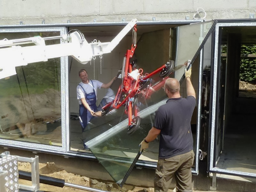 An dem universell einsetzbaren Gerät lassen sich verschiedene Zusätze am Krankopf anbringen, wie z. B. ein Flyjib zum Durchreichen von Gläsern nach innen.