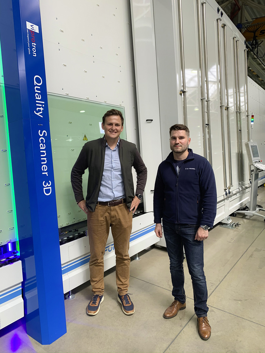 Arnoldas Šulnius (GlassBaltic) mit Glassbel QS-Leiter Romas Žvirzdinas an der Forel Linie im Werk in Klaipėda.