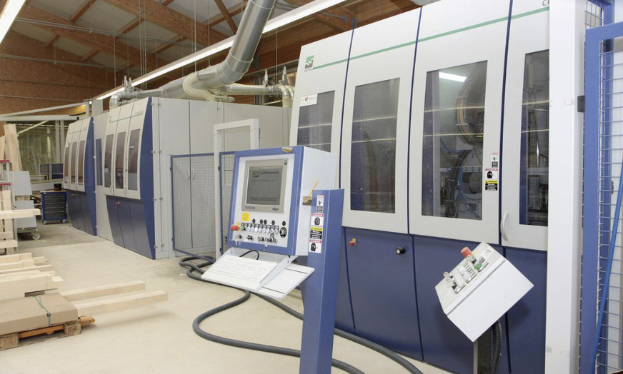 Die Produktionsanlage besteht aus drei Arbeitsportalen. Die einzelnen Fensterteile werden automatisch durch die drei Stationen transportiert und je nach Einstellung bearbeitet.