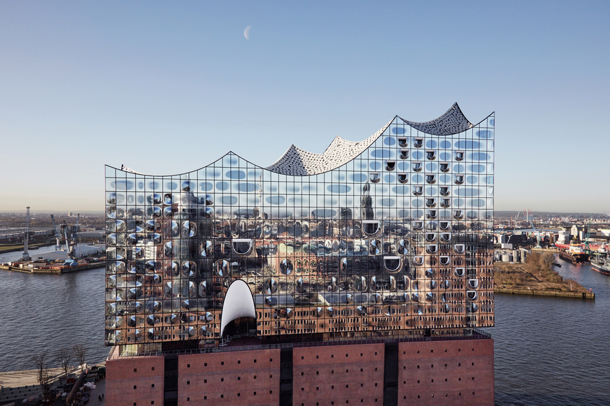 Die Elbphilharmonie in Hamburg ist eine der Hauptreferenzen des Biegespezialisten sunglass, der seit dem Jahr 2018 zur sedak GmbH gehört.