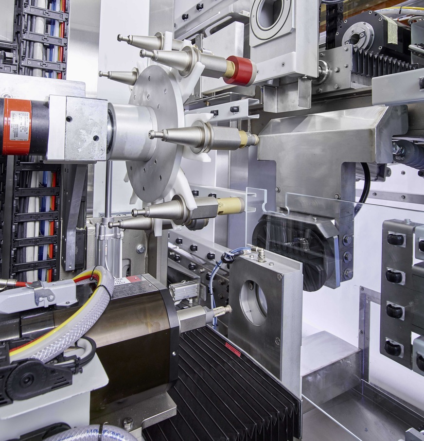 Mit der neuen Quick2 T8, die auch Industrie 4.0 tauglich ist, lassen sich Gläser bohren, fräsen und Kanten-bearbeiten.