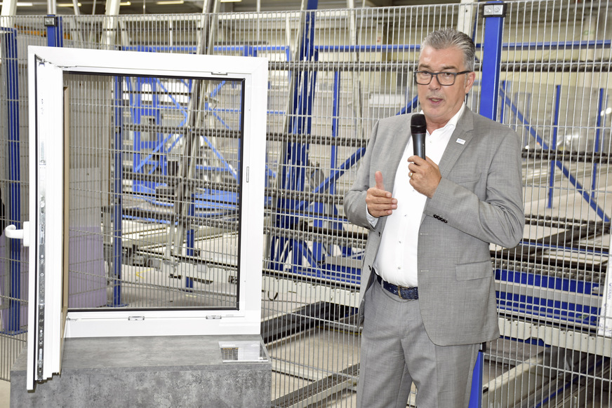 Beim Rundgang präs﻿entiert Helmut Meeth mit Cloudwindow „die höchste Stufe der Digitalisierung“ am Fenster.