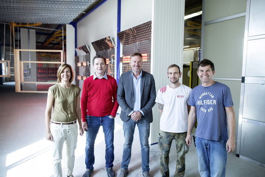 Teamwork für eine perfekte Holzfenster-Oberfläche: Claudia Max-Heine (GF Range + Heine), Danilo Schenk (technischer Außendienst Adler Lacke), Marco Schlemmer (Vertrieb Adler Lacke), Christian Kaim (Teamleiter Oberfläche Döpfner) und Mario Döpfner.