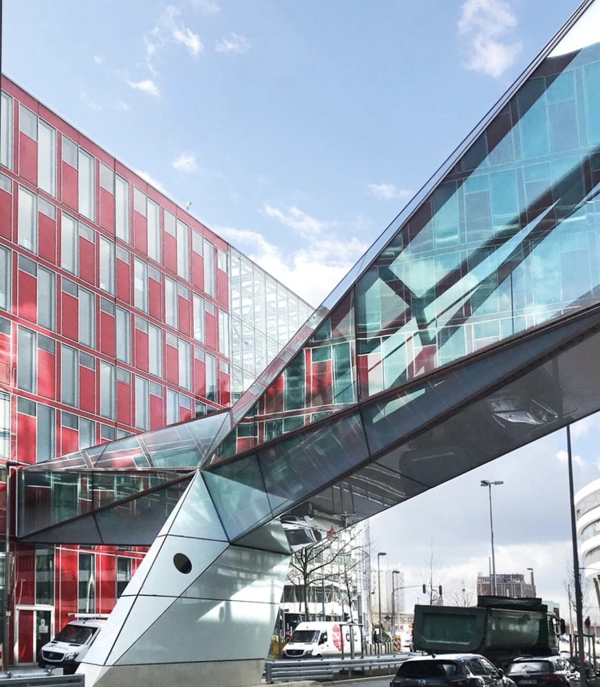 Die gläserne Fußgängerbrücke aus der Feder von Gatermann + Schossig Architekten verbindet das Bürogebäude „Float“ mit dem Capricorn Haus.
