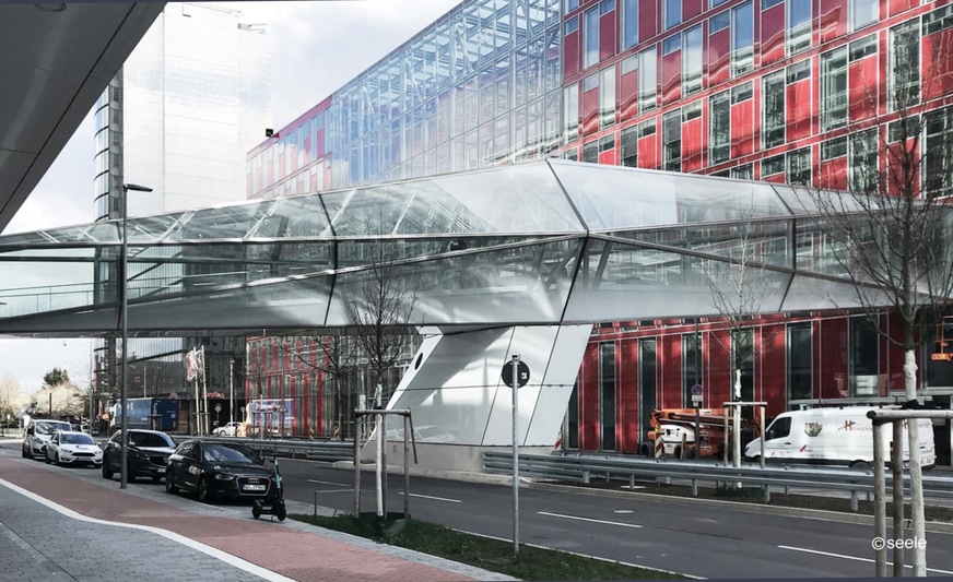 Die außergewöhnliche Form der Brücke entsteht durch die polygonale Anordnung von rund 60 trapezförmigen und dreieckigen Isoliergläsern.