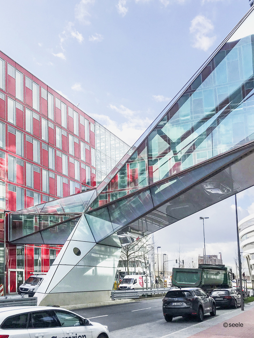 Die Brücke ist mit 60 speziell geformten Isoliergläsern verkleidet. Deren Formate reichen bis 8,10 × 3,00 m.