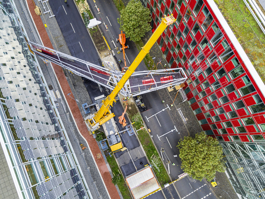 Das Besondere an der Brücke ist das Tragwerkskonzept: Acht Stahl-Polygone, Längsspanten und Diagonalen bilden die formgebende Konstruktion. Die Lasten werden nur durch das Stahltragwerk in der Mittelstütze abgetragen.