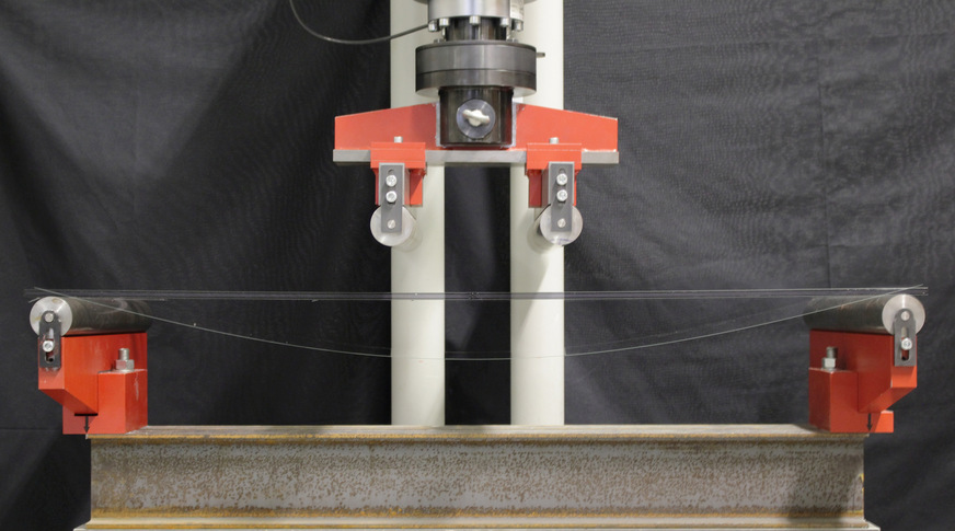 02: Dünnglas-Polycarbonat-Verbundtafel im Vierpunkt-Biegeversuch für das Trag- und Resttragverhalten.