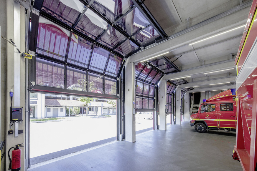 Jedes zweite Tor verfügt über eine integrierte Schlupftür, die den Personendurchgang ermöglicht. Alle Feuerwehr-Sektionaltore erfüllen die Anforderungen der entsprechenden Normen und öffnen schneller als 25 cm pro Sekunde.