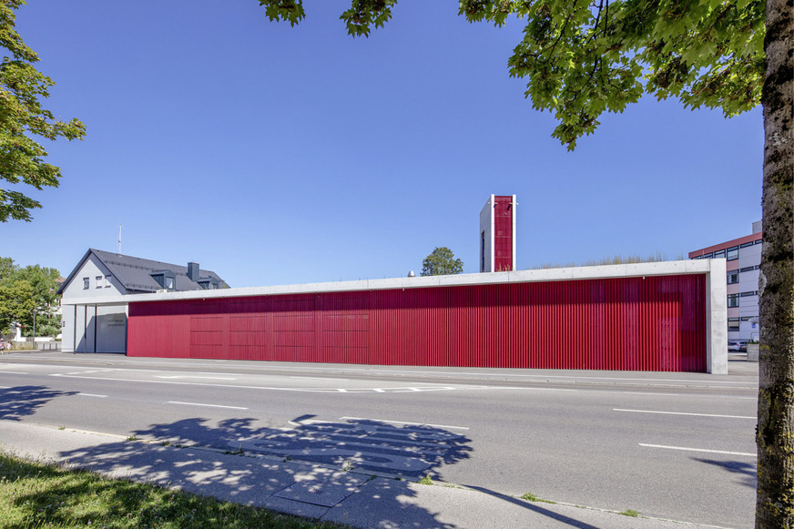 Sind alle Torelemente geschlossen, ergibt sich eine homogene Fassadenansicht, die alle Baukörper zu einem harmonischen, aber zugleich imposanten Ensemble zusammenfasst.