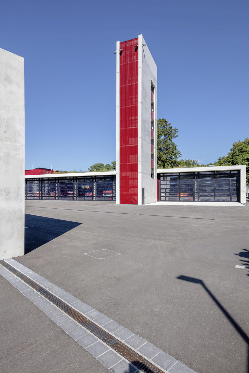 Der moderne Baustil artikuliert sich insbesondere in der stringent gestalteten Fassade aus großformatigen Sichtbetonelementen, Metall und Glas.