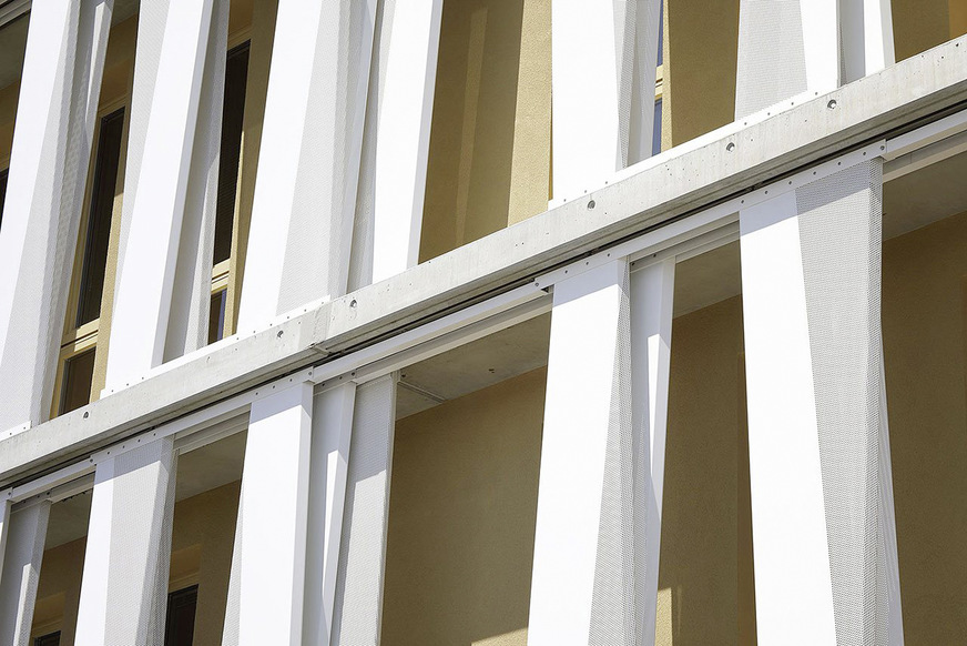 Vor der Fassade, im Abstand von 80 cm, wurden die Schiebeläden als architektonische Elemente gesetzt.