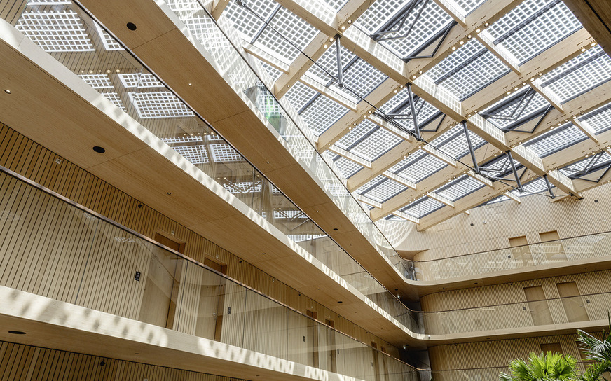 Das Hotel Jakarta ist aus Holz-Stahlbeton-Modulen zusammen gesetzt: Auf neun Etagen wurden insgesamt 2100 m³ Holz verbaut. 