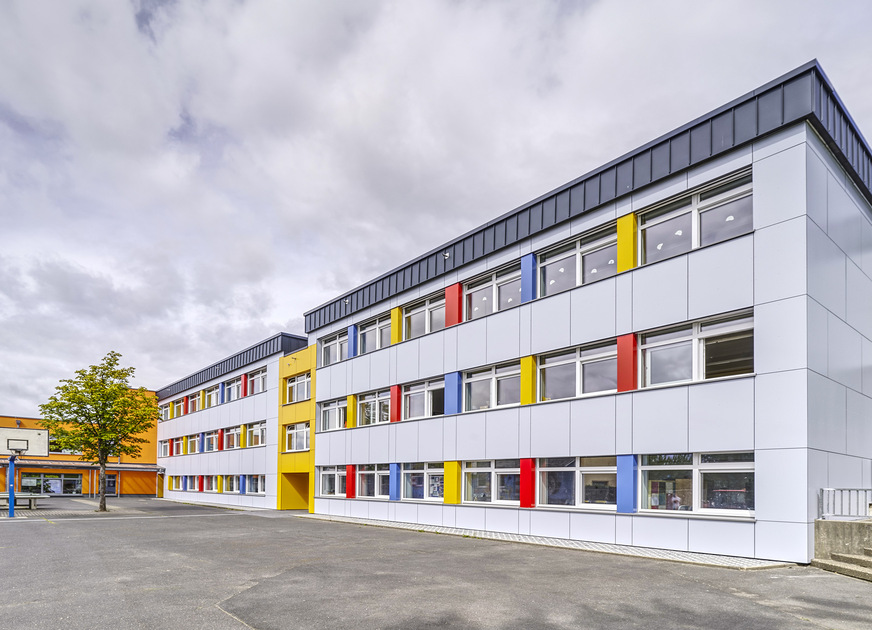 Fassadensanierung im Schulzentrum Lutzerath: Die in die Jahre gekommenen Aluminiumfenster wurden ebenfalls ausgetauscht.