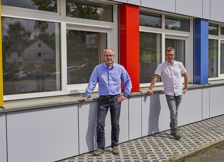 Mit dem Projektverlauf sind Holger Kaspari (r.), Geschäftsführer der Schreinerei Kaspari und Andreas Brodam, Gebietsleiter Deutschland West bei Siegenia, rundum zufrieden.