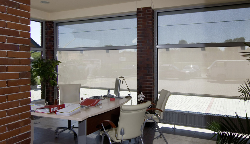 Ob im Büro oder Homeoffice, der Blendschutz am Bildschirmarbeitsplatz sollte wie bei diesem Beispiel immer ausreichend gewährleistet sein.