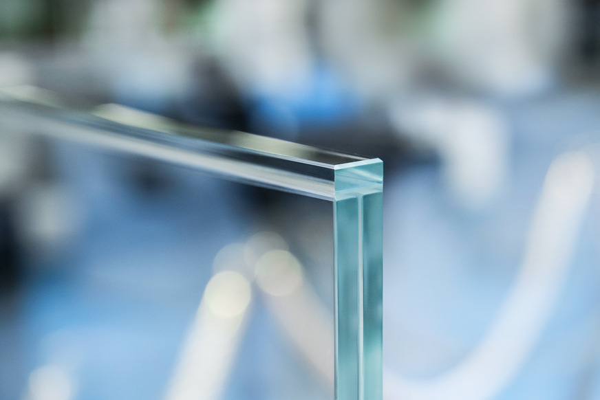 Filigran, funktional, freie Sicht: Kantenschutz aus Glas schützt die offene Glaskante und schafft vollständige Transparenz des Geländers.