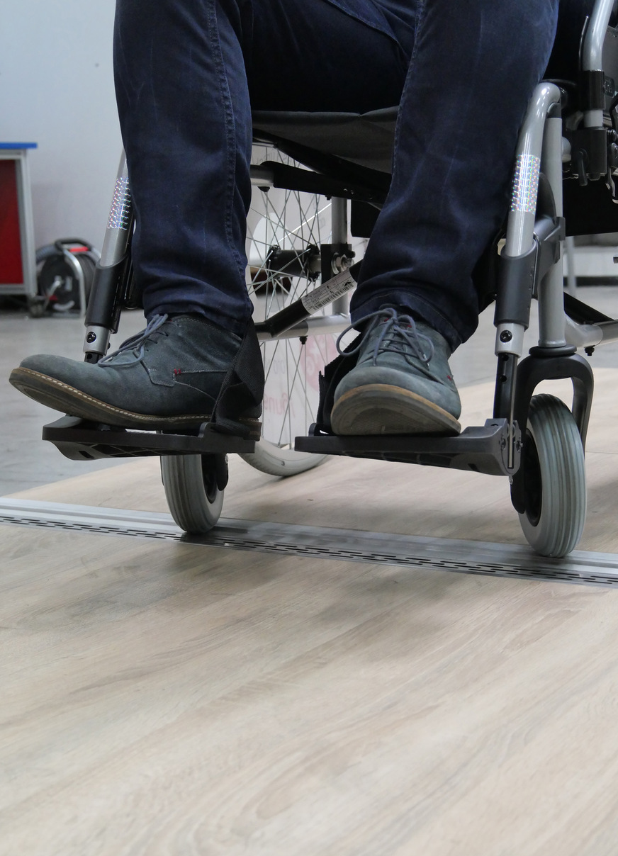 Überrollbarkeit von Nullschwellen im Selbstversuch mit dem Rollstuhl