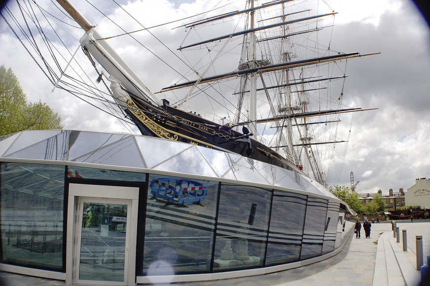 Bei den letzten Sanierungsmaßnahmen wurde die Cutty Sark innerhalb des Trockendocks um 3 m über das Straßenniveau angehoben und ragt heute über eine Glaskonstruktion hinaus, die auch den Zugang des Rumpfs für Besucher ermöglicht.