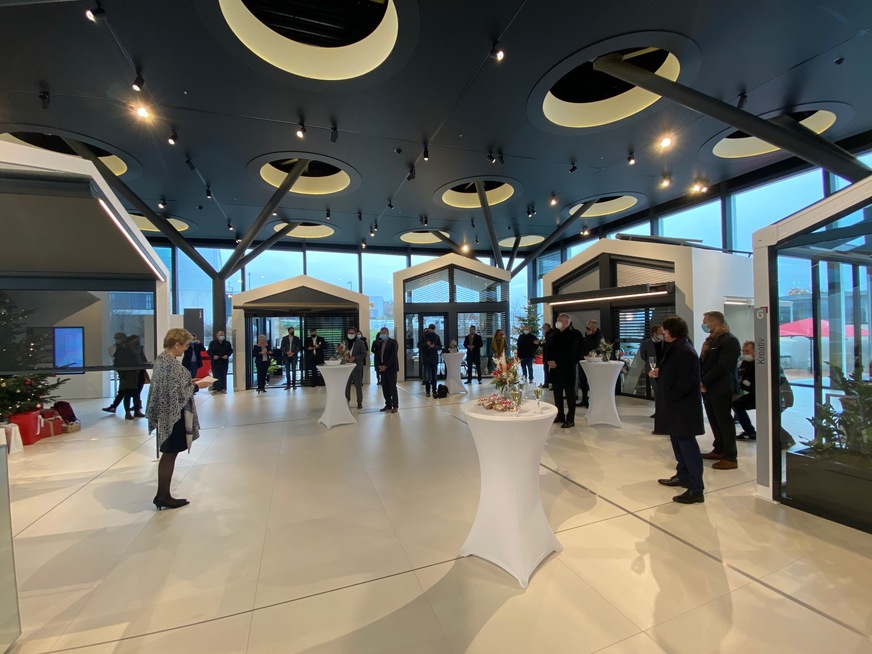 Im Sun Forum sind alle Produkte für die Besucher aufgebaut. Ob Küche, Homeoffice, Wohnzimmer, Kinderzimmer oder Schlafzimmer, für alle Anwendungsfälle findet man eine große Auswahl an Produkten und Stoffen und kann sich unabhängig vom Wetter wohl fühlen.