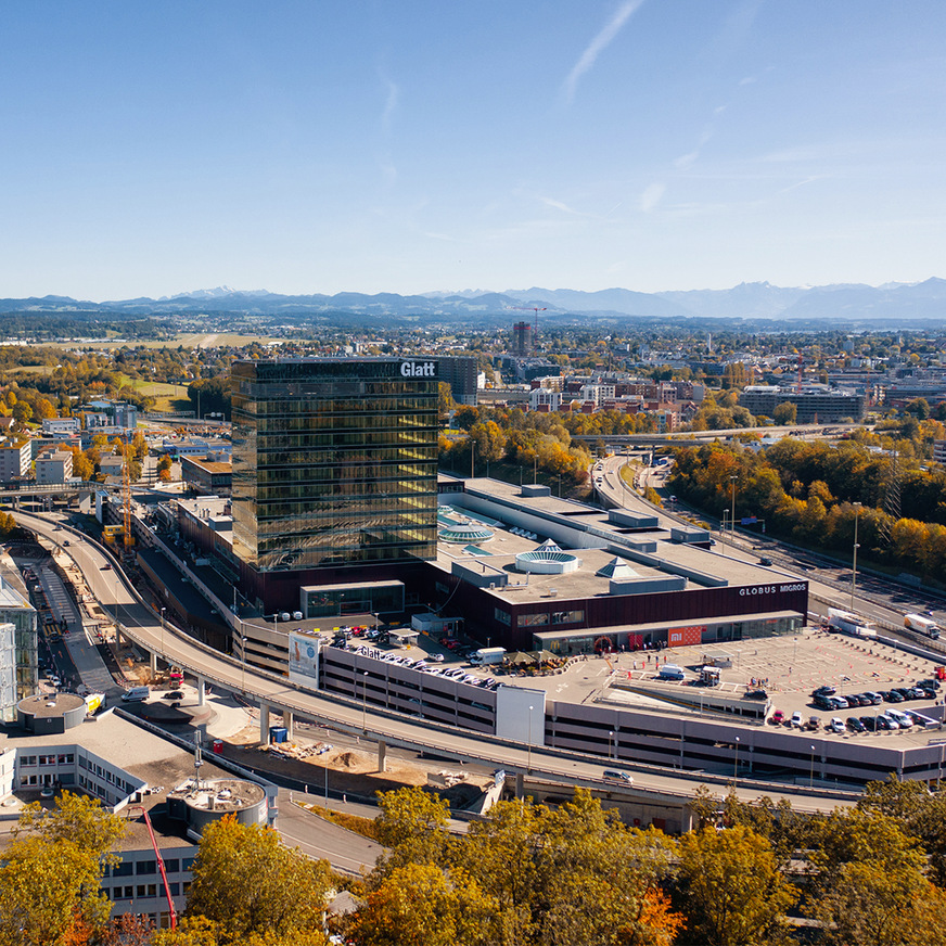 Das Einkaufszentrum Glatt, mit seinem 11-stöckigem Glasturm, ist mit neun Millionen Besuchern das umsatzstärkste Einkaufszentrum in der Schweiz.